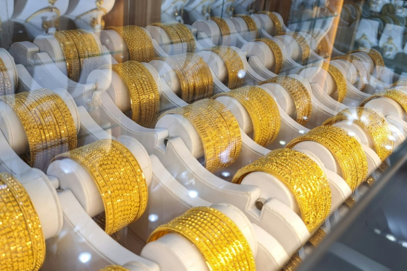 Des bracelets en or exposés en vitrine d'un magasin à Londres, le 30 avril 2025 © James RYBACKI