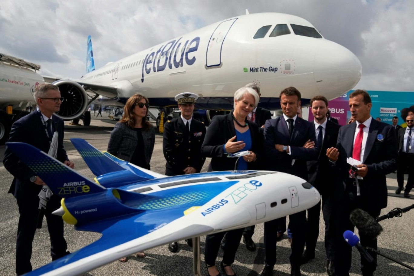 Le président Emmanuel Macron et le PDG d'Airbus Guillaume Faury examinent le concept d'avion Airbus Zero lors du Salon international de l'aéronautique et de l'espace de Paris-Le Bourget, le 19 juin 2023 © Michel Euler