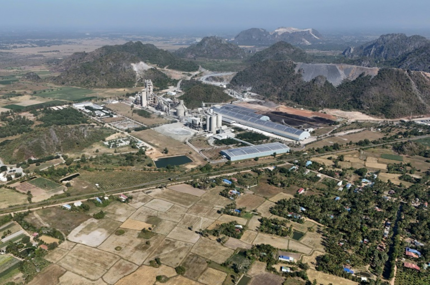 Photo aérienne de la cimenterie de Chip Mong Insee et de ses alentours, dans le sud du Cambodge, le 10 janvier 2025 © Suy SE