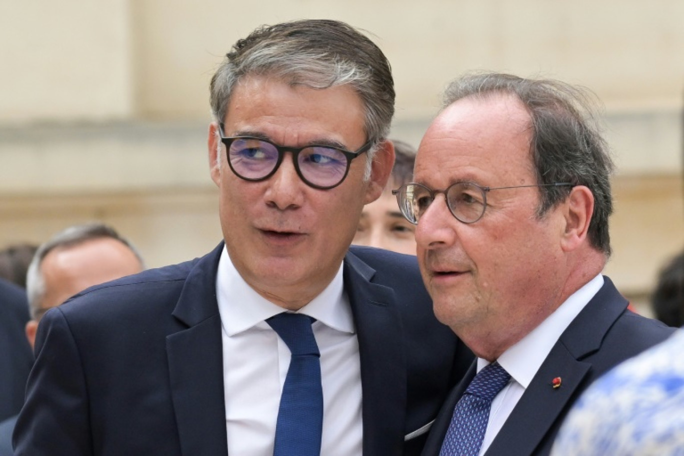 Le premier secrétaire du Parti socialiste, Olivier Faure, s'entretient avec l'ancien président et député socialiste François Hollande, à Paris, le 9 juillet 2024 © Bertrand GUAY