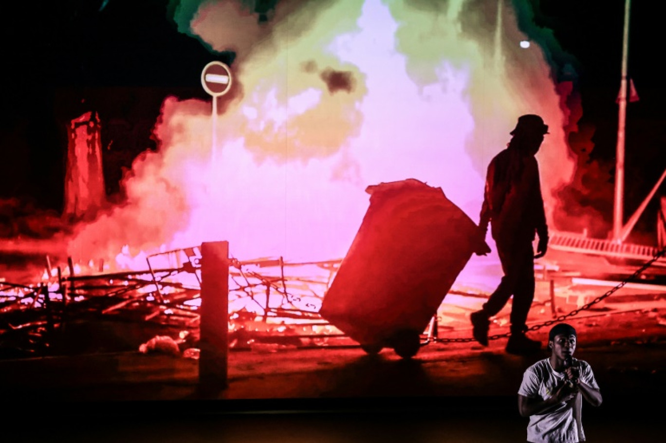 Un jeune acteur amateur sur la scène du théâtre des Amandiers à Nanterre pour la répétition de la pièce “Nemetodorum", le 7 février 2025 © Thibaud MORITZ