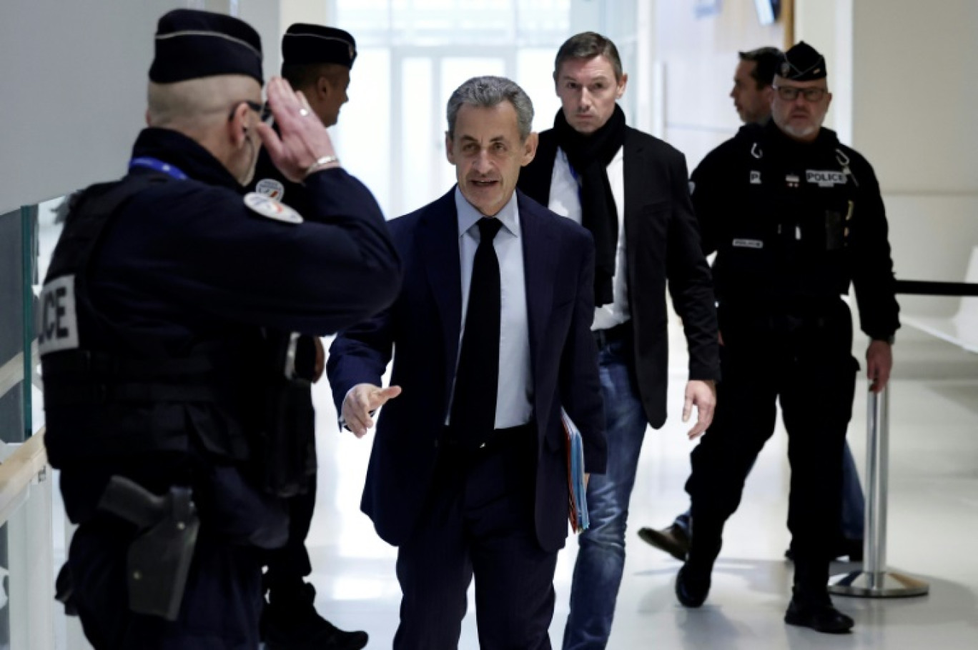 L'ancien président Nicolas Sarkozy (c) arrive au palais de justice de Paris, le 10 février 2025, pour le procès sur le financement illégal de sa campagne par la Libye en 2007 © STEPHANE DE SAKUTIN