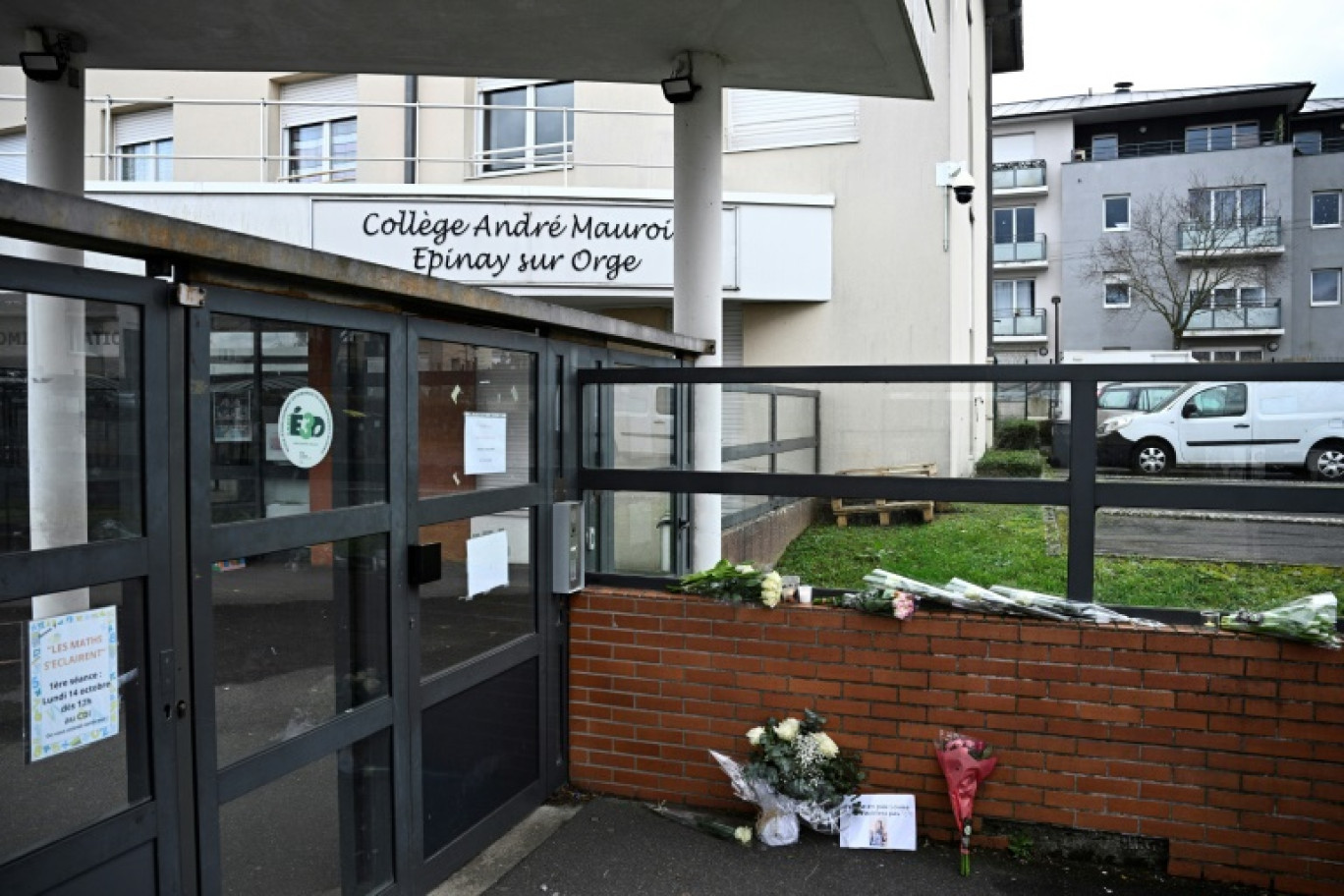 Des fleurs et un message en hommage à Louise déposés devant son collège André Maurois à Epinay-sur-Orge, le 8 février 2025 dans l'Essonne © JULIEN DE ROSA