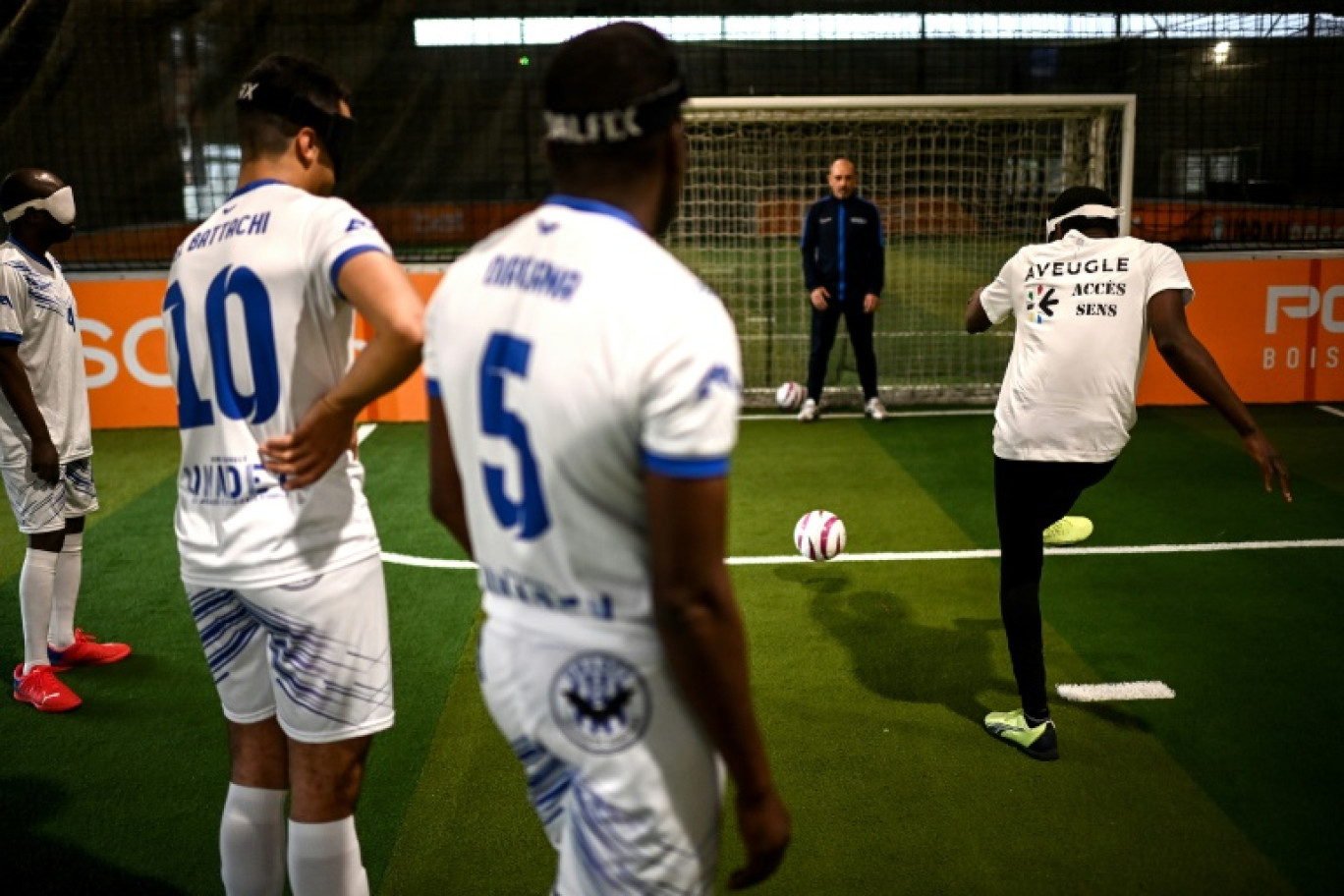 Les joueurs du club de cécifoot de Bordeaux de l'UNADEV (Union Nationale des Aveugles et Déficients Visuels) participent à une séance d'entraînement de cécifoot à Mérignac, près de Bordeaux, le 30 janvier 2025 © Christophe ARCHAMBAULT