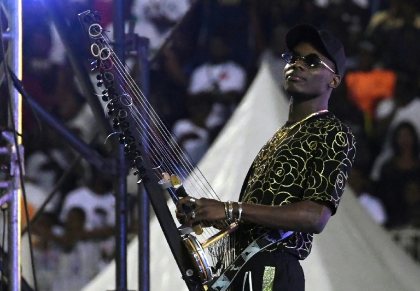 Le chanteur et joueur de kora malien Sidiki Diabaté joue à l'occasion des funérailles du chanteur ivoirien DJ Arafat au stade Félix Houphouët-Boigny d'Abidjan, le 30 août 2019 © ISSOUF SANOGO