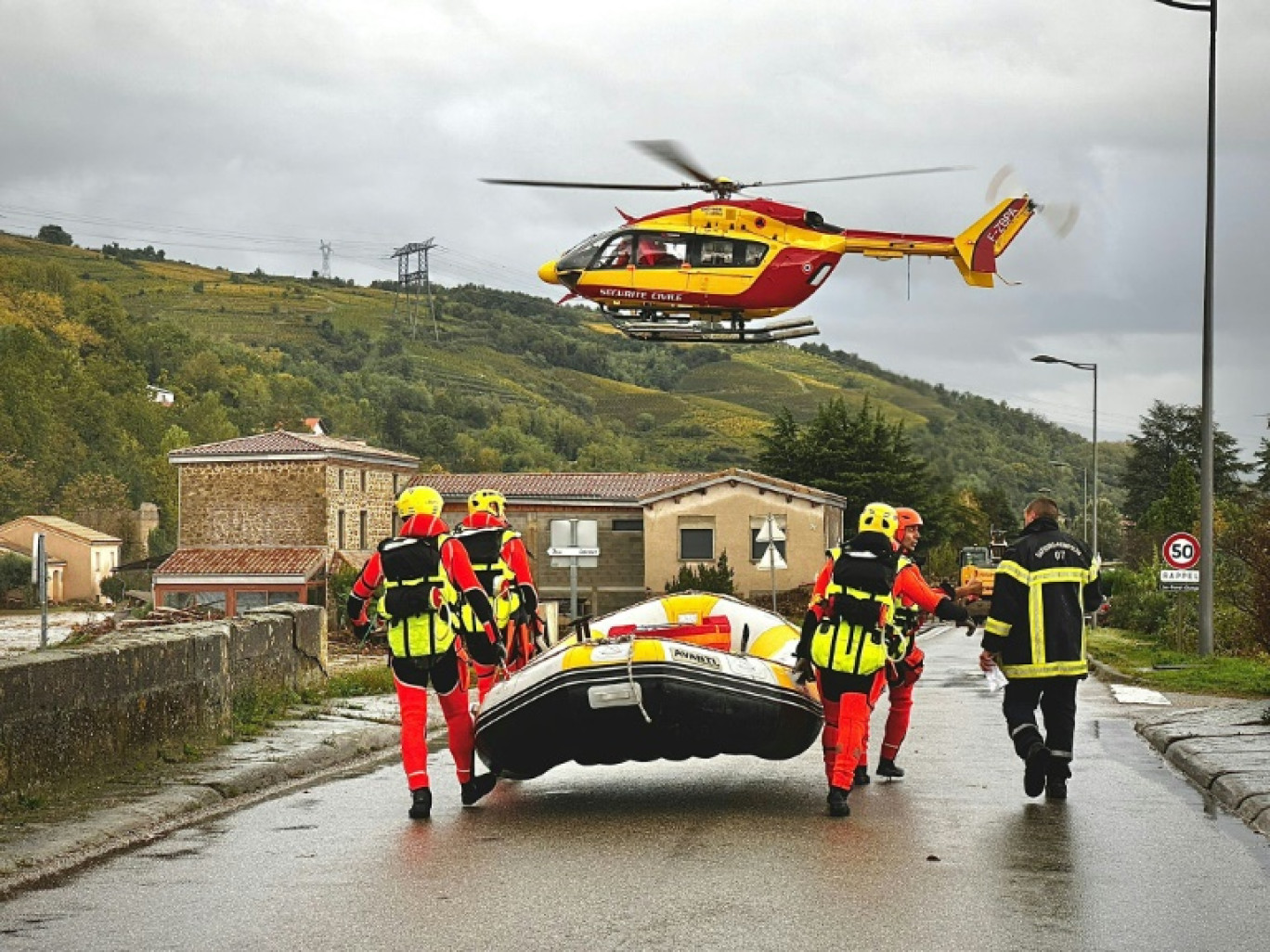 Photo diffusée par la Sécurité civile française, le 18 octobre 2024, montrant des membres de la Sécurité civile en opération dans la ville inondée de Limony, en Ardèche © Fabrice GHIOTTI