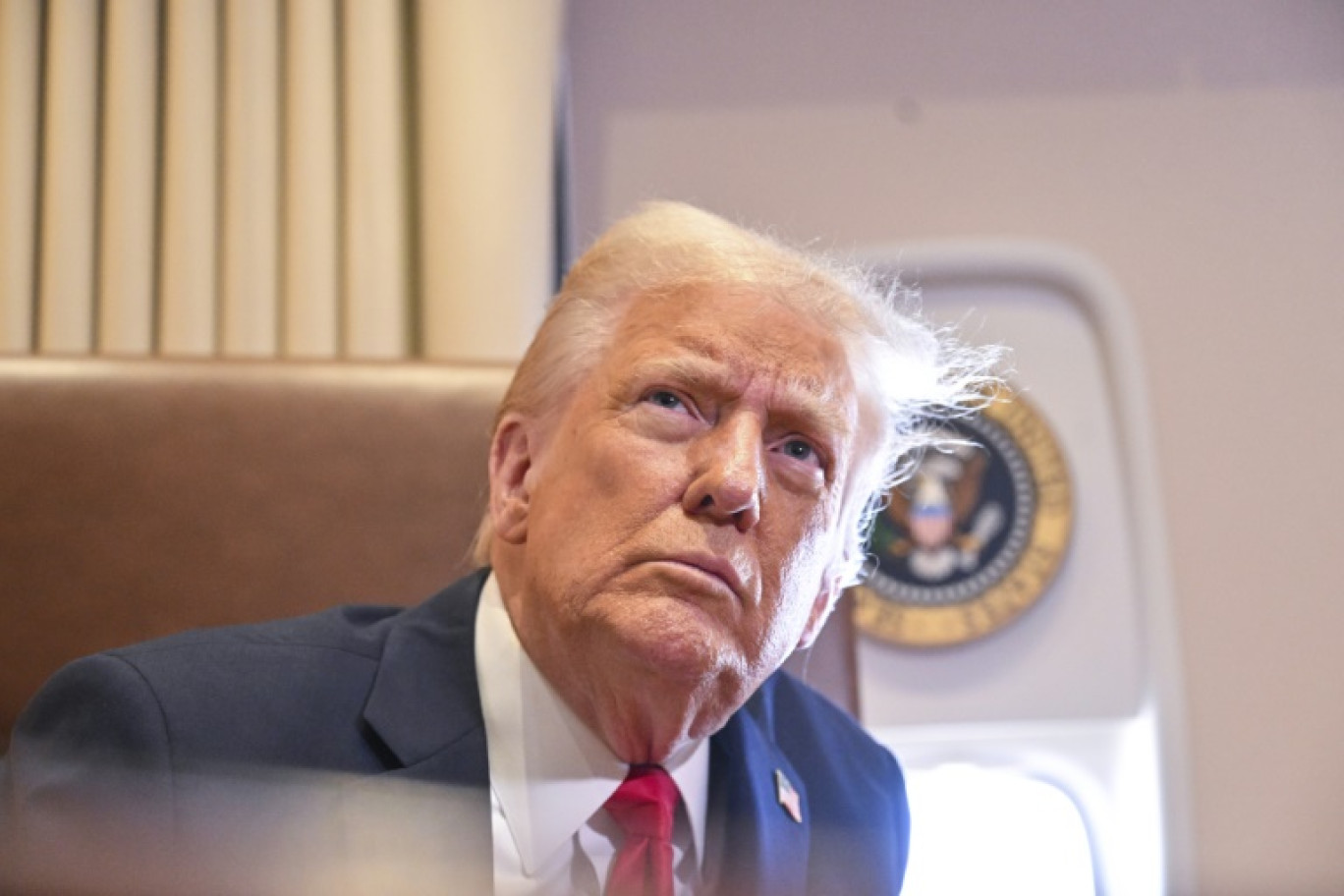 Le président américain Donald Trump à bord d'Air Force One, en direction de la Nouvelle-Orléans le 9 février 2025 © ROBERTO SCHMIDT