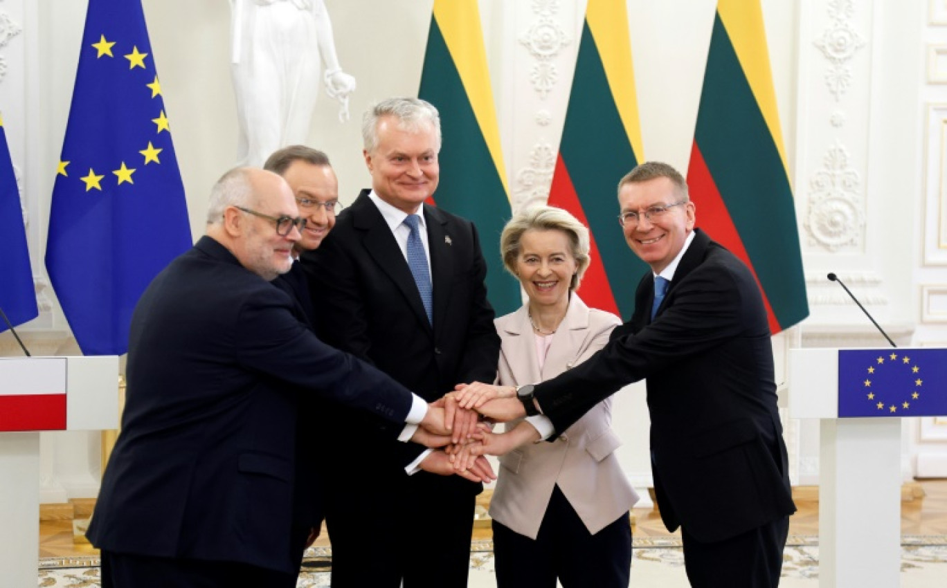 Les présidents estonien Alar Karis, polonais Andrzej Duda, lituanien Gitanas Nauseda, la présidente de la Commission européenne Ursula von der Leyen et le président letton Edgars Rinkevics (de gauche à droite), posent à Vilnius, le 9 février 2025, pour célébrer la connexion le même jour des Etats baltes au réseau électrique de l'Union européenne © Petras Malukas