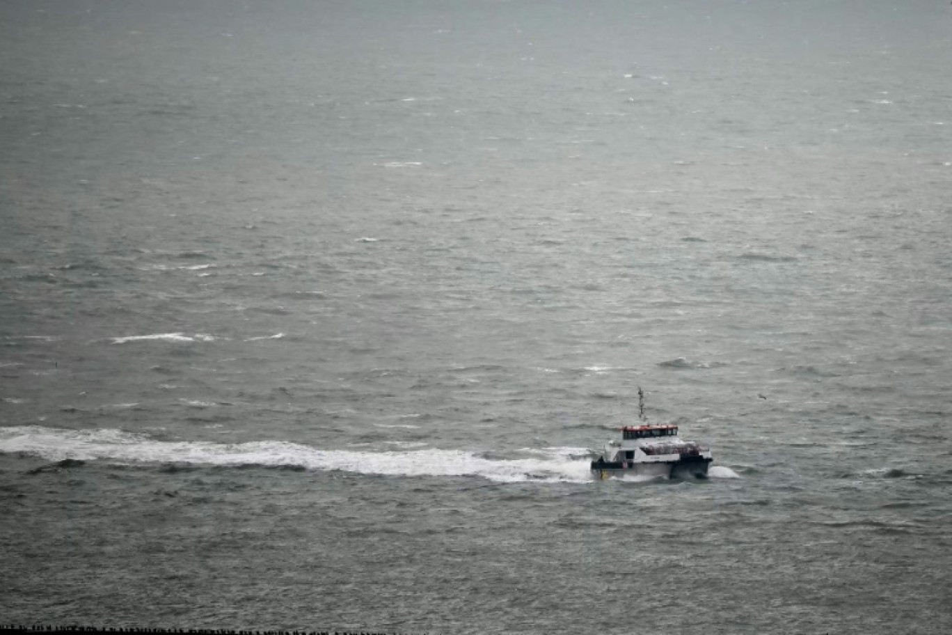 Le navire des garde-côtes britanniques "Typhoon", transportant des migrants récupérés en mer, à Douvres, dans le sud-est de l'Angleterre, le 9 février 2025 © Ben STANSALL