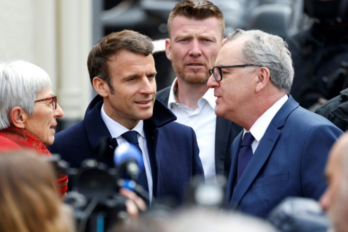 Emmanuel Macron et Richard Ferrand, alors président de l'Assemblée nationale, à Spézet (Finistère), le 5 avril 2022 © Ludovic MARIN