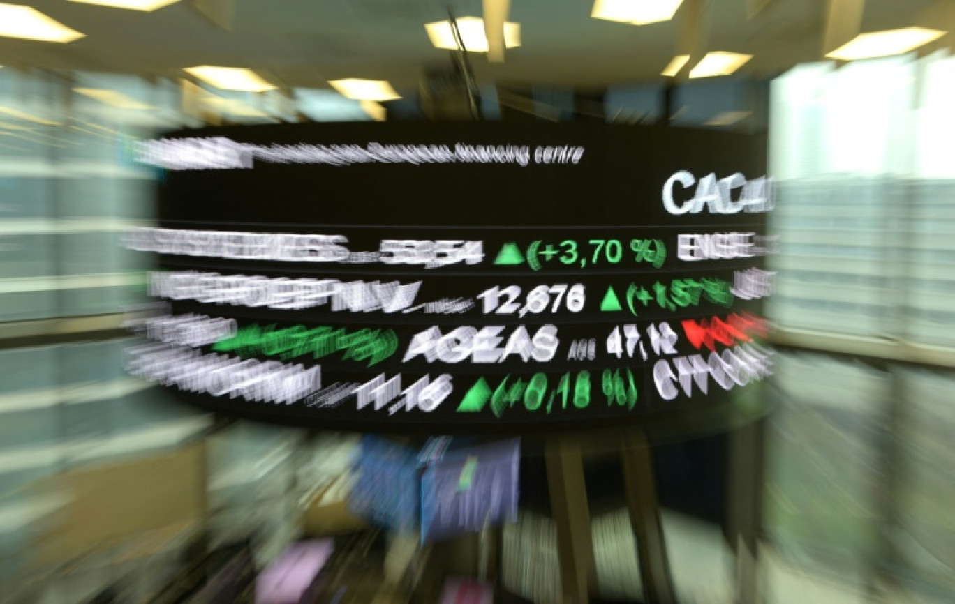 La Bourse de Paris évolue en timide hausse lundi, dans un marché européen attentiste, les investisseurs restant prudents face aux menaces de droits de douane de Donald Trump qui pourraient viser l'Europe © ERIC PIERMONT