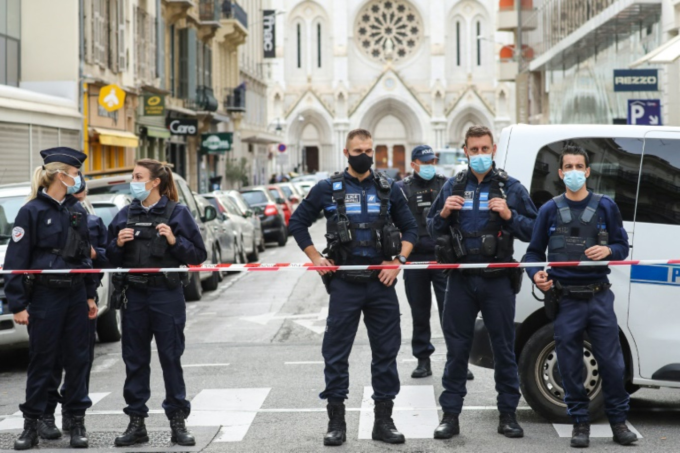 Des policiers bloquent l'accès à la basilique Notre-Dame de l'Assomption à Nice le 29 octobre 2020 après qu'un homme armé d'un couteau a tué trois personnes dans l'église © VALERY HACHE