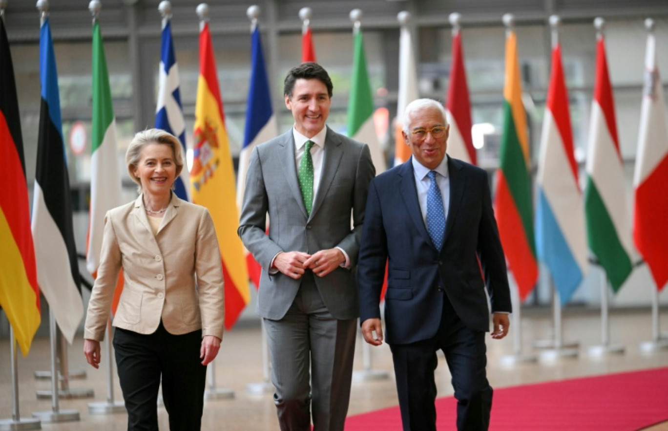 La présidente de la Commission européenne Ursula von der Leyen, le Premier ministre du Canada Justin Trudeau et le président du Conseil européen Antonio Costa s'expriment depuis Bruxelles le 12 février 2025 © NICOLAS TUCAT