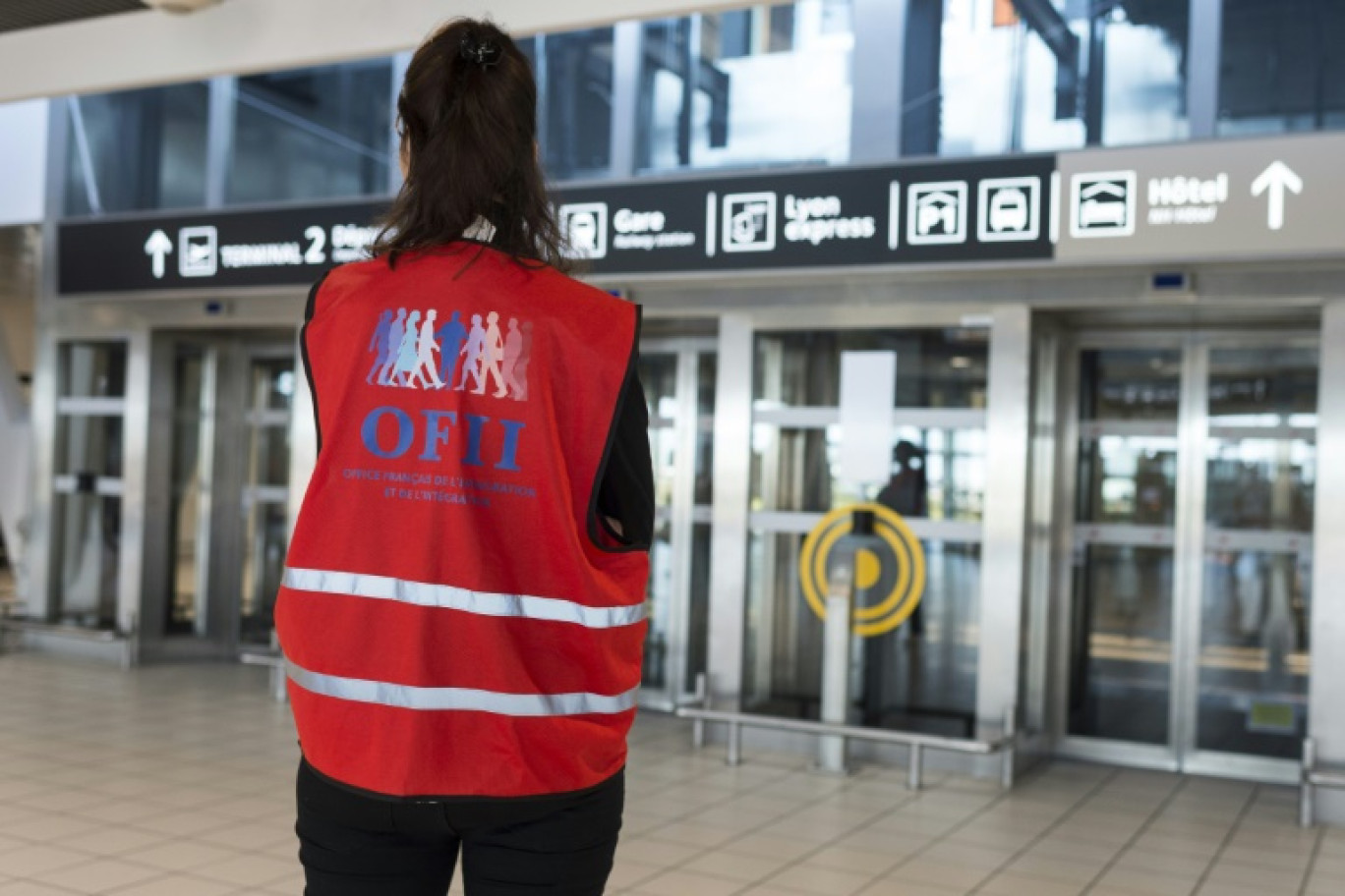 Une volontaire de l'Office français de l'immigration et de l'intégration (Ofii) à l'aéroport international Saint-Exupéry de Colombier-Saugnieu, près de Lyon, le 18 octobre 2017 © ROMAIN LAFABREGUE