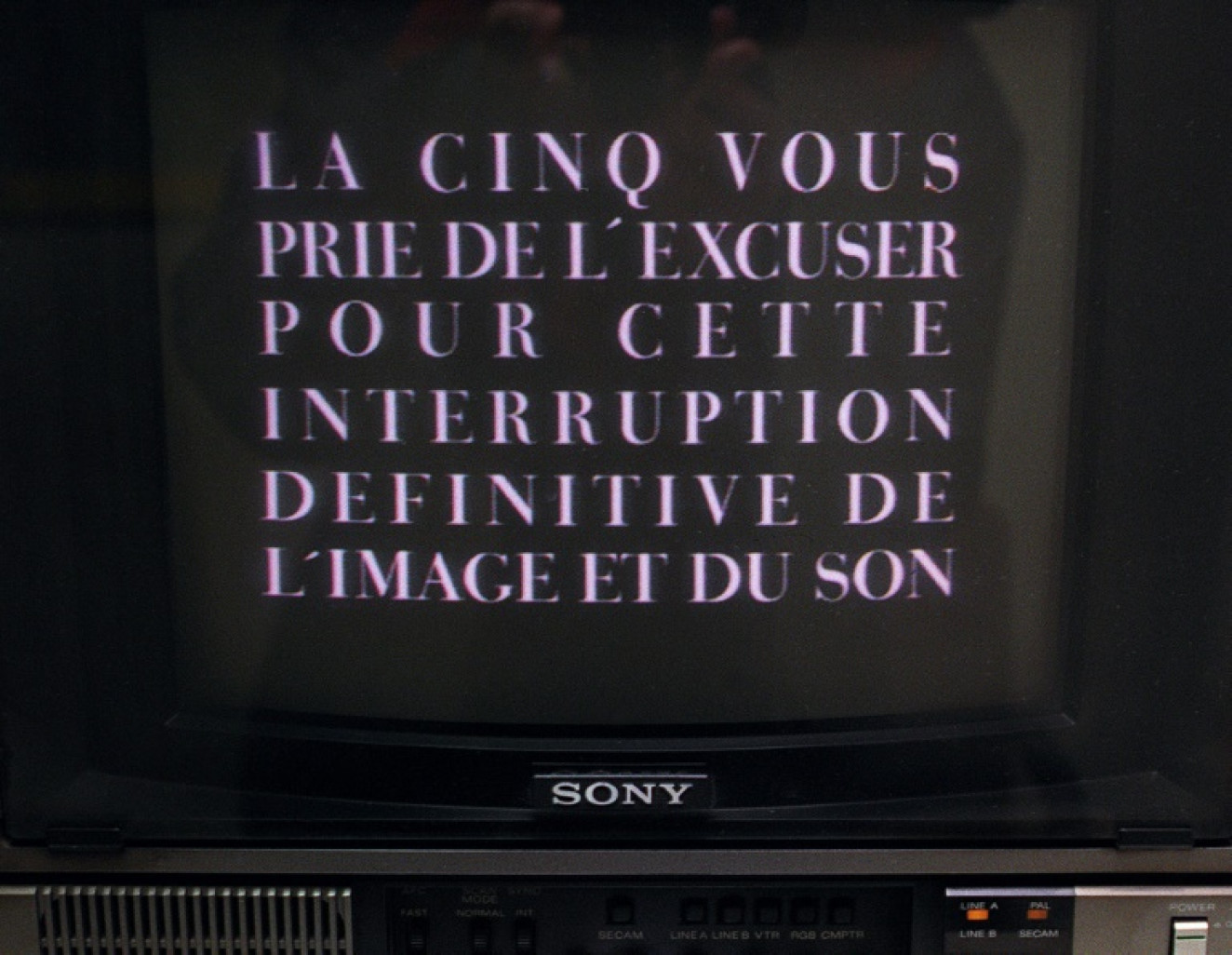 La dernière image diffusée sur la Cinq, quelques instants avant la fin définitive des programmes, le 12 avril 1992 à Paris © PATRICK KOVARIK