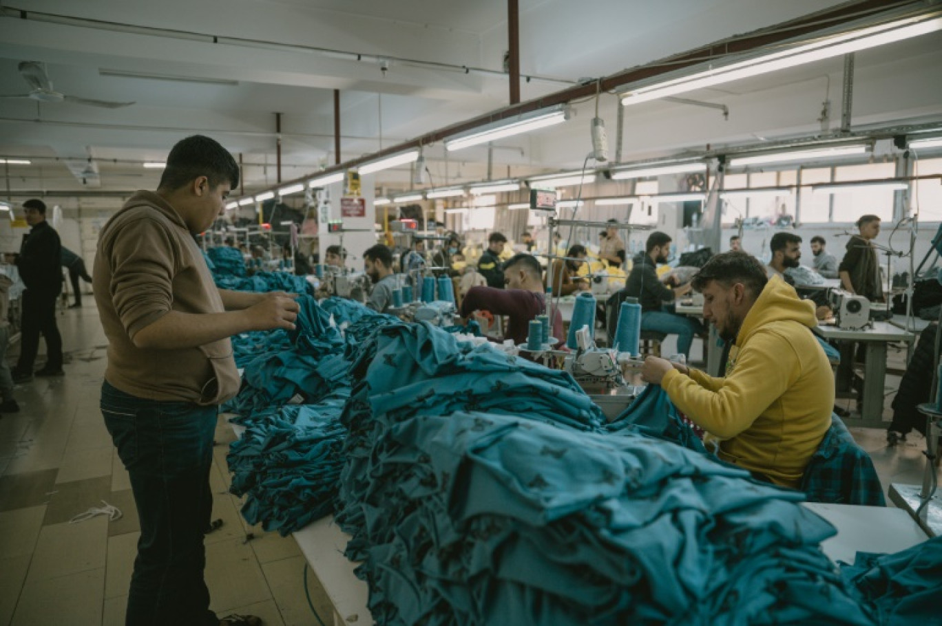 Des employés syriens travaillent dans un atelier de textile à Gaziantep, le 30 janvier 2025 en Turquie © Ozan KOSE