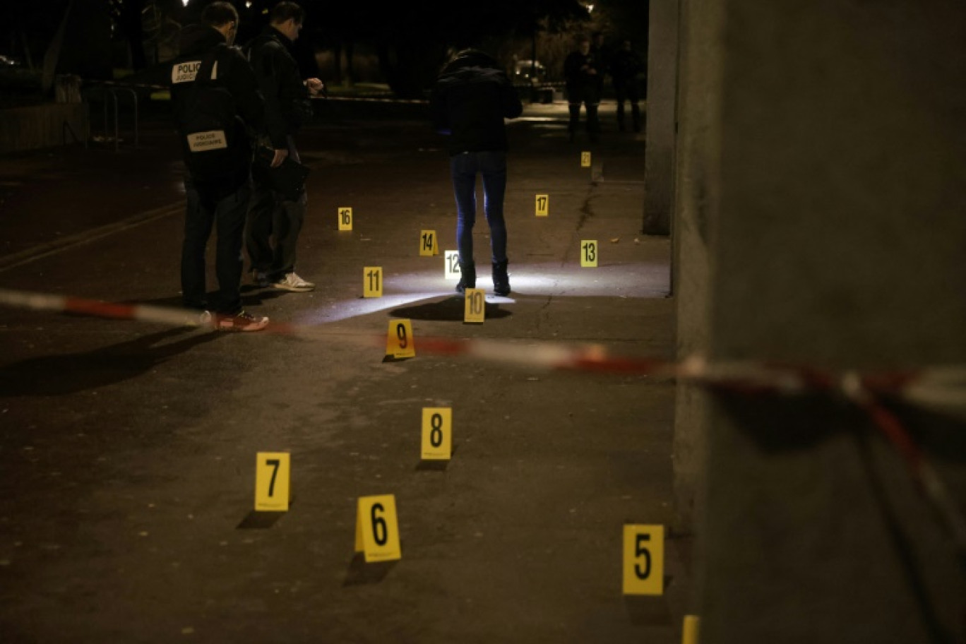 Des enquêteurs de la police travaillent près d'un bar où une grenade a explosé, à Grenoble, le 12 février 2025 © Maxime GRUSS