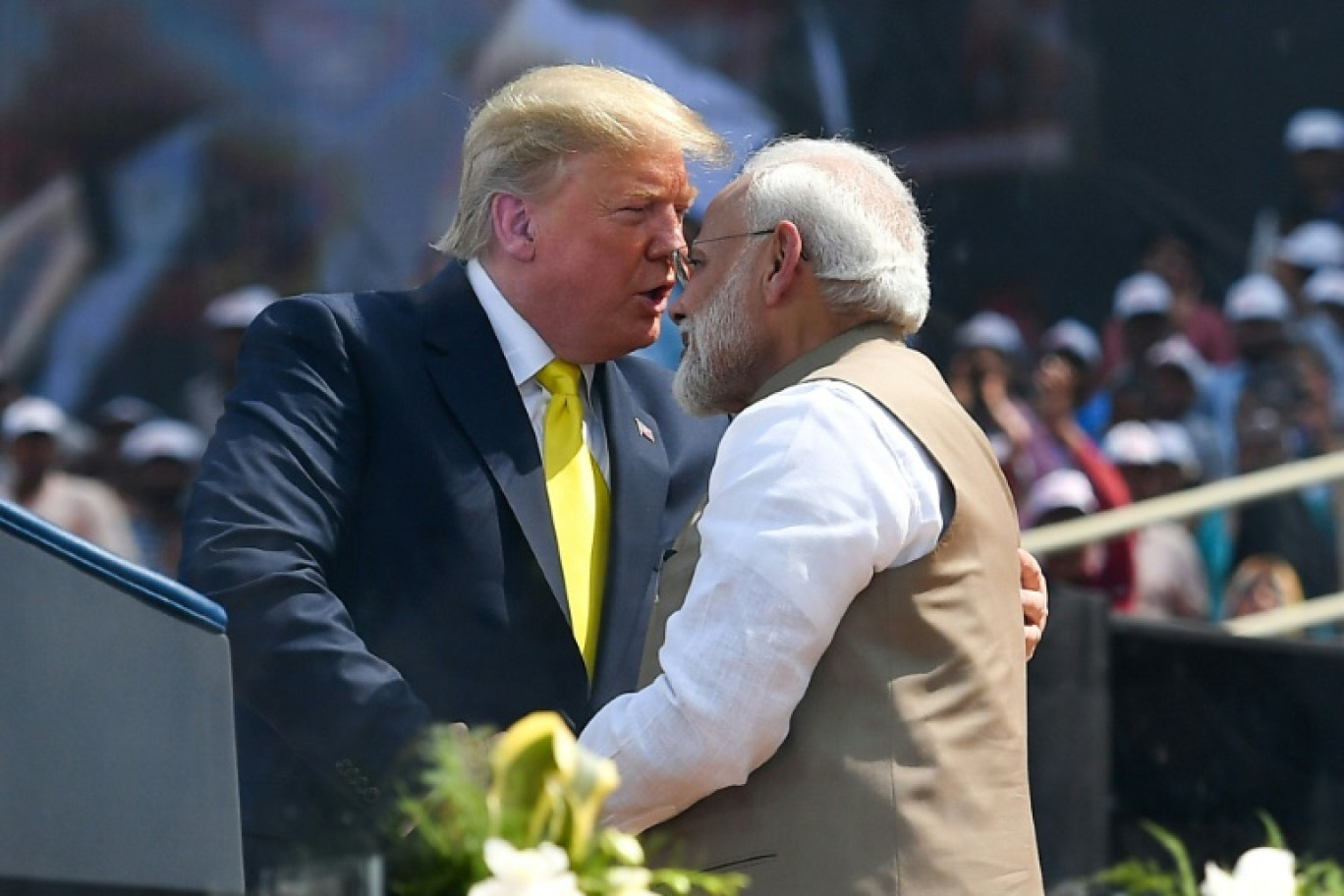 Le président américain Donald Trump salue le Premier ministre indien Narendra Modi lors d'un rassemblement, le 24 février 2020 à Ahmedabad, en Inde © Mandel NGAN