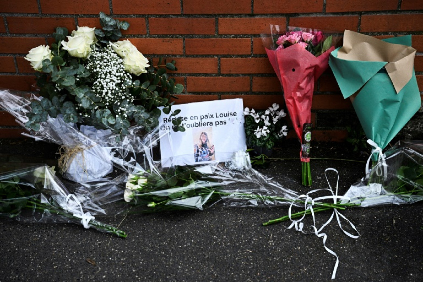 Des bouquets et un petit mot en hommage à Louise déposés devant son collège André Maurois à Epinay-sur-Orge (Essonne) le 8 février 2025 © JULIEN DE ROSA