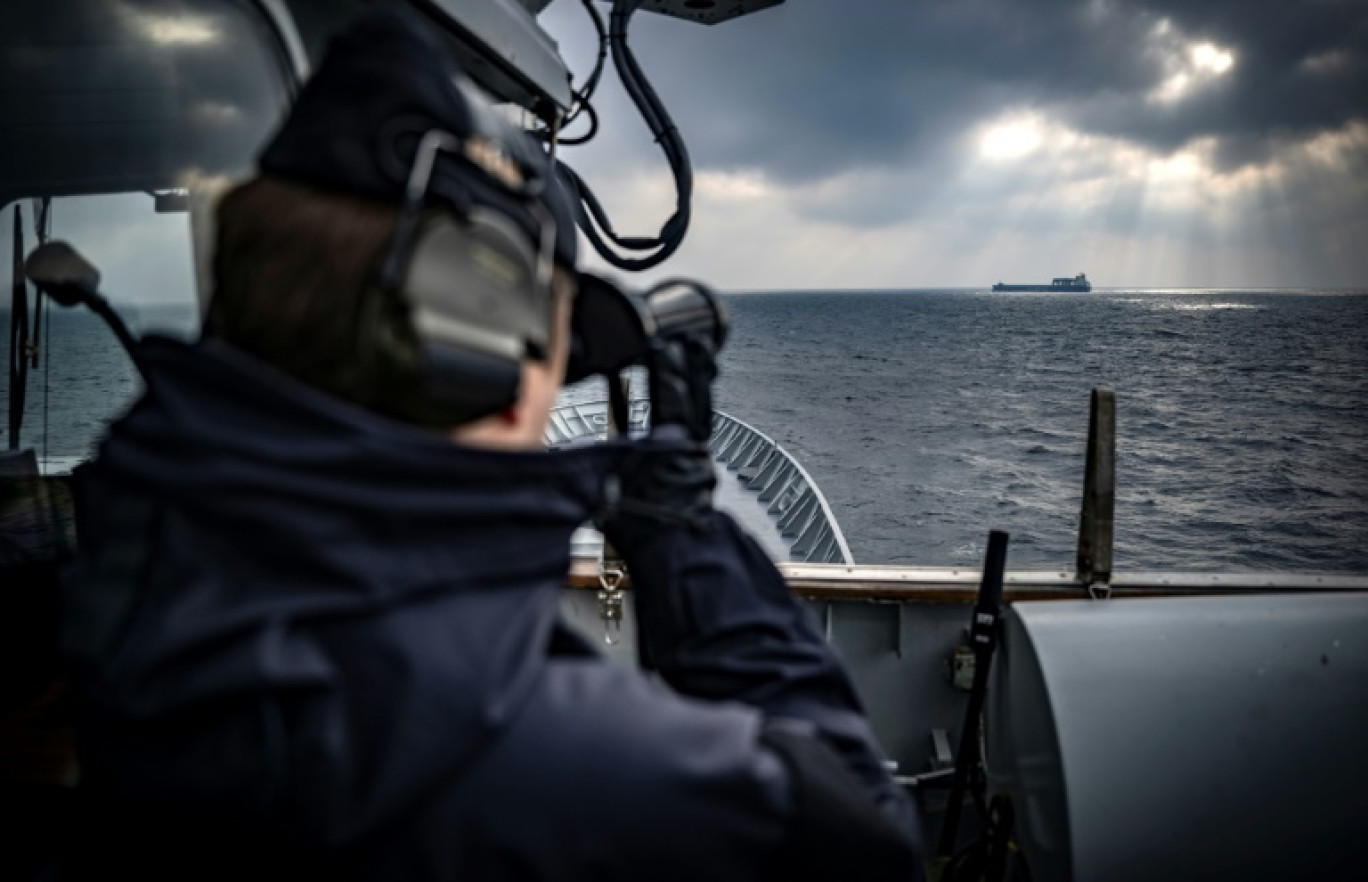 Surveillance d'un cargo lors d'une mission de la marine suédoise en mer Baltique le 4 février 2025 pour protéger les infrastructures sous-marines dans le cadre d'une opération de l'Otan © Johan NILSSON