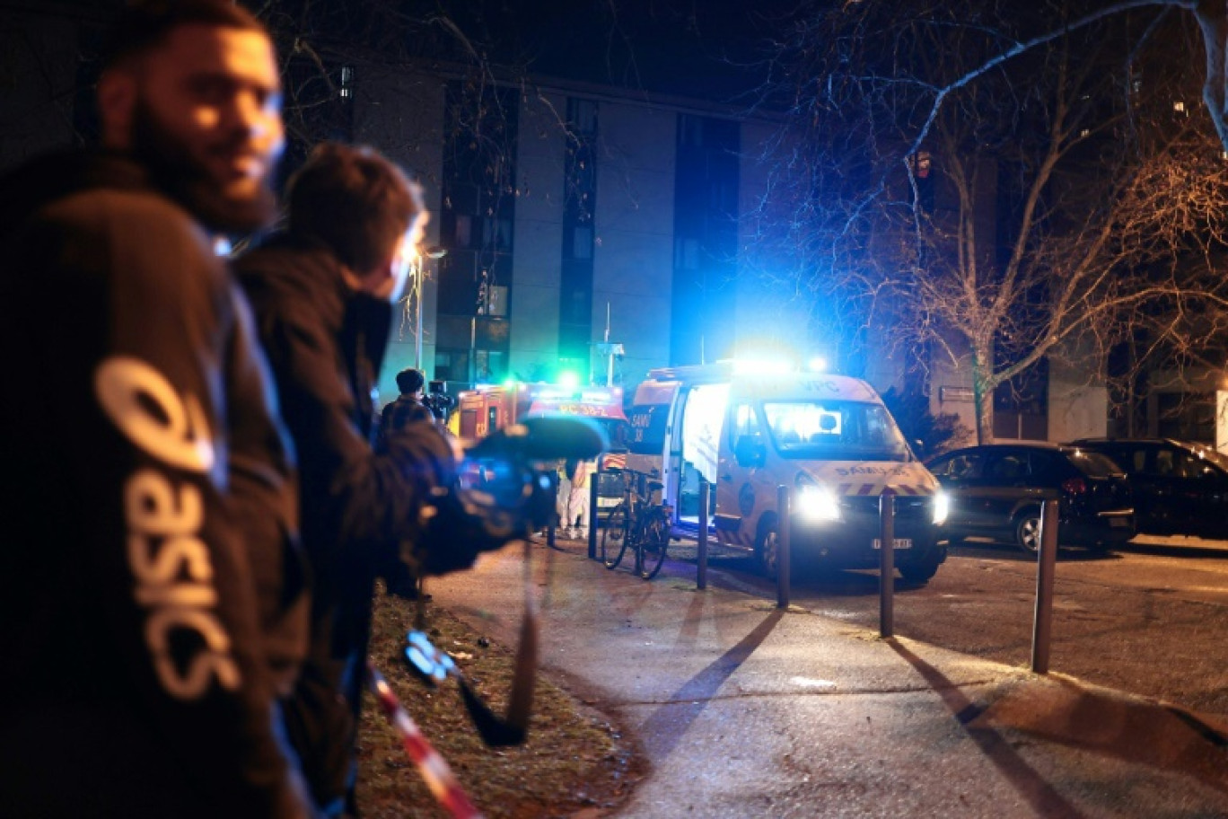 Les secours interviennent à proximité du lieu d'une explosion dans un bar où une grenade a été lancée, à Grenoble, le 12 février 2025 © Maxime GRUSS