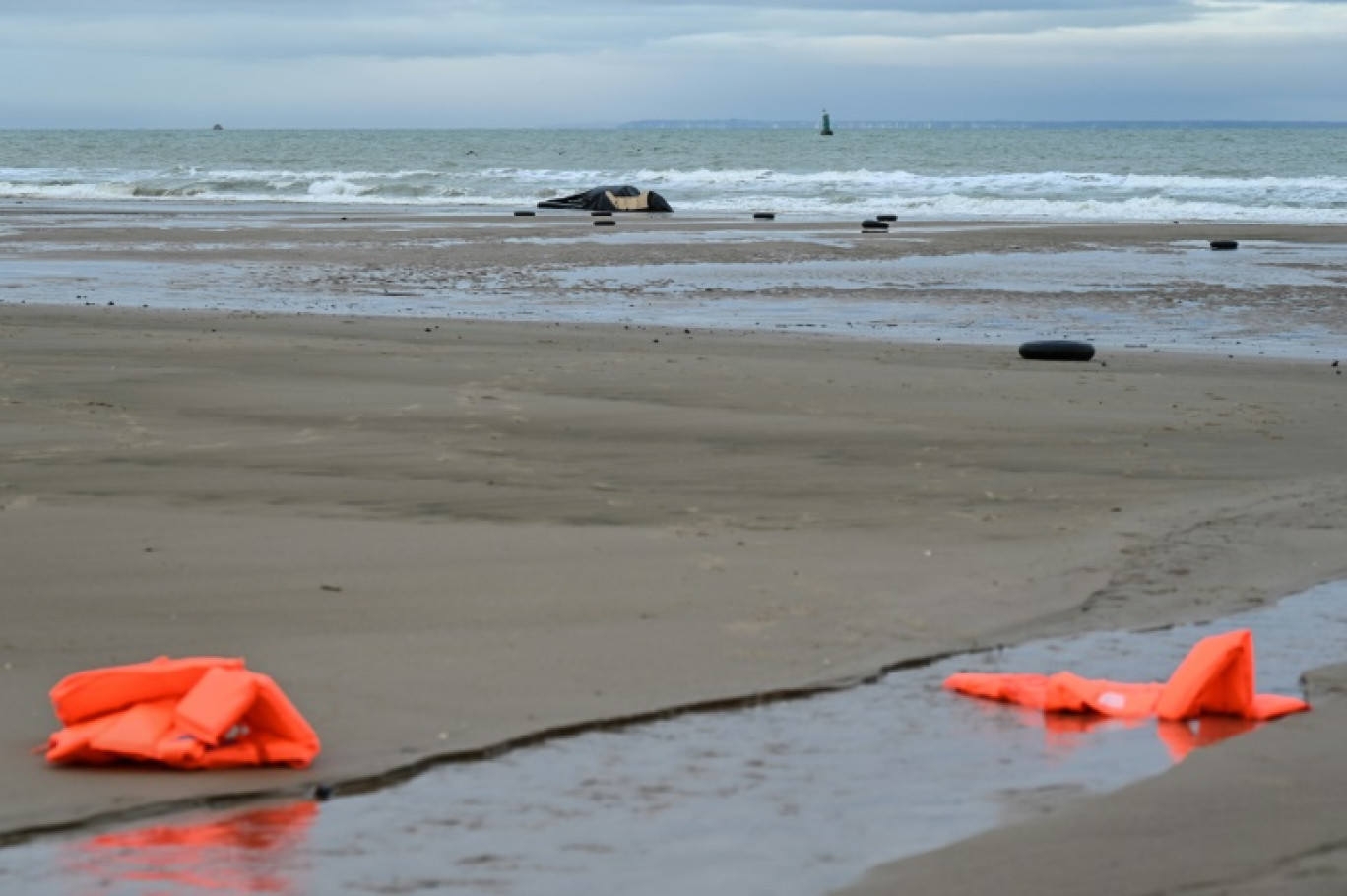 L'épave d'une embarcation semi-rigide et des gilets de sauvetage sur une plage de Sangatte (Pas-de-Calais), après une tentative avortée de traversée de la Manche par des migrants, le 4 décembre 2024 © BERNARD BARRON