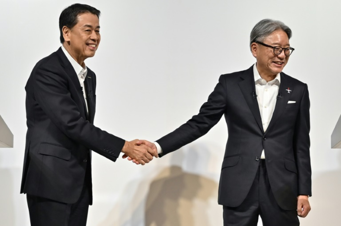 Le patron de Nissan Makoto Uchida et son homologue de  Honda Toshihiro Mibe, lors d'une conférence de presse conjointe à Tokyo, le 23 décembre 2024 © Richard A. Brooks