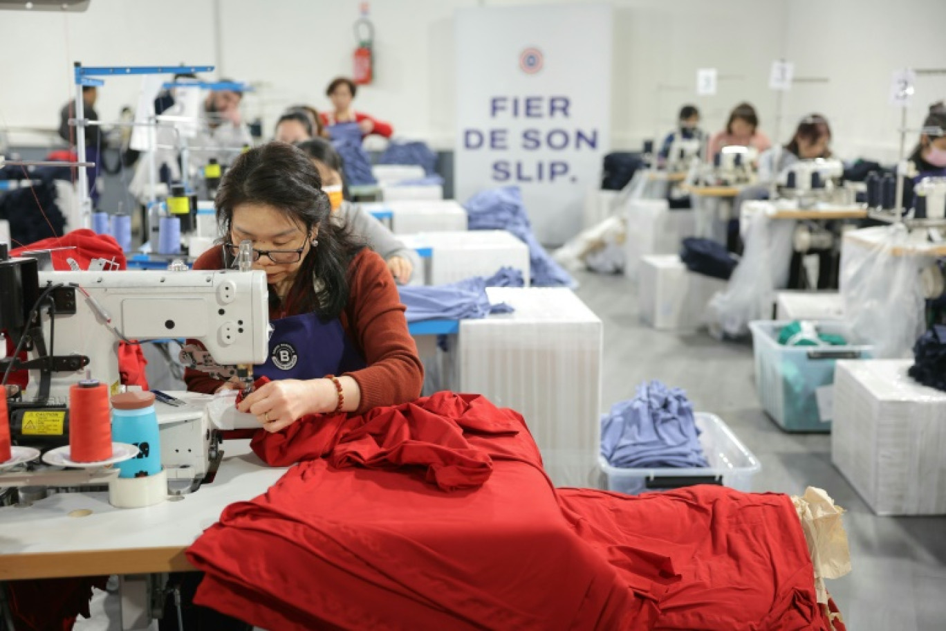 Des employées de l'usine "Bonne Nouvelle" à Aubervilliers, le 12 février 2025 près de Paris © Thomas SAMSON