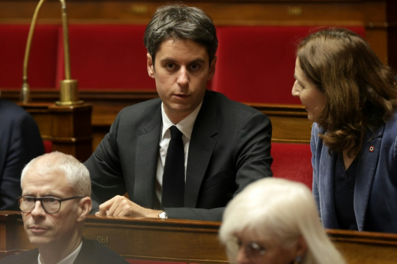 Le président du groupe parlementaire Ensemble pour la République Gabriel Attal (C) assiste à une séance de questions au gouvernement à l'Assemblée nationale, à Paris, le 11 février 2025 © Thibaud MORITZ