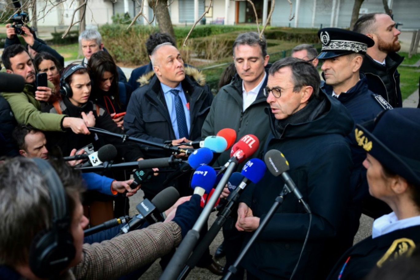 Le ministre de l'Intérieur Bruno Retailleau à Grenoble le 14 février 2025, en présence du maire écologiste Eric Piolle (G) et de la préfète de l'Isère Catherine Seguin (D), après l'attaque à la grenade d'un bar de la ville © Olivier CHASSIGNOLE