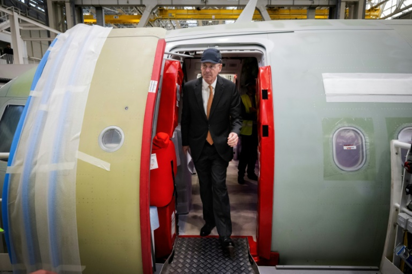 Le ministre de l'Economie, des Finances et de l'Industrie, Eric Lombard, visite la chaîne d'assemblage de l'Airbus A321, le 13 février 2025 à Cornebarrieu, près de Toulouse, en Haute-Garonne © Lionel BONAVENTURE