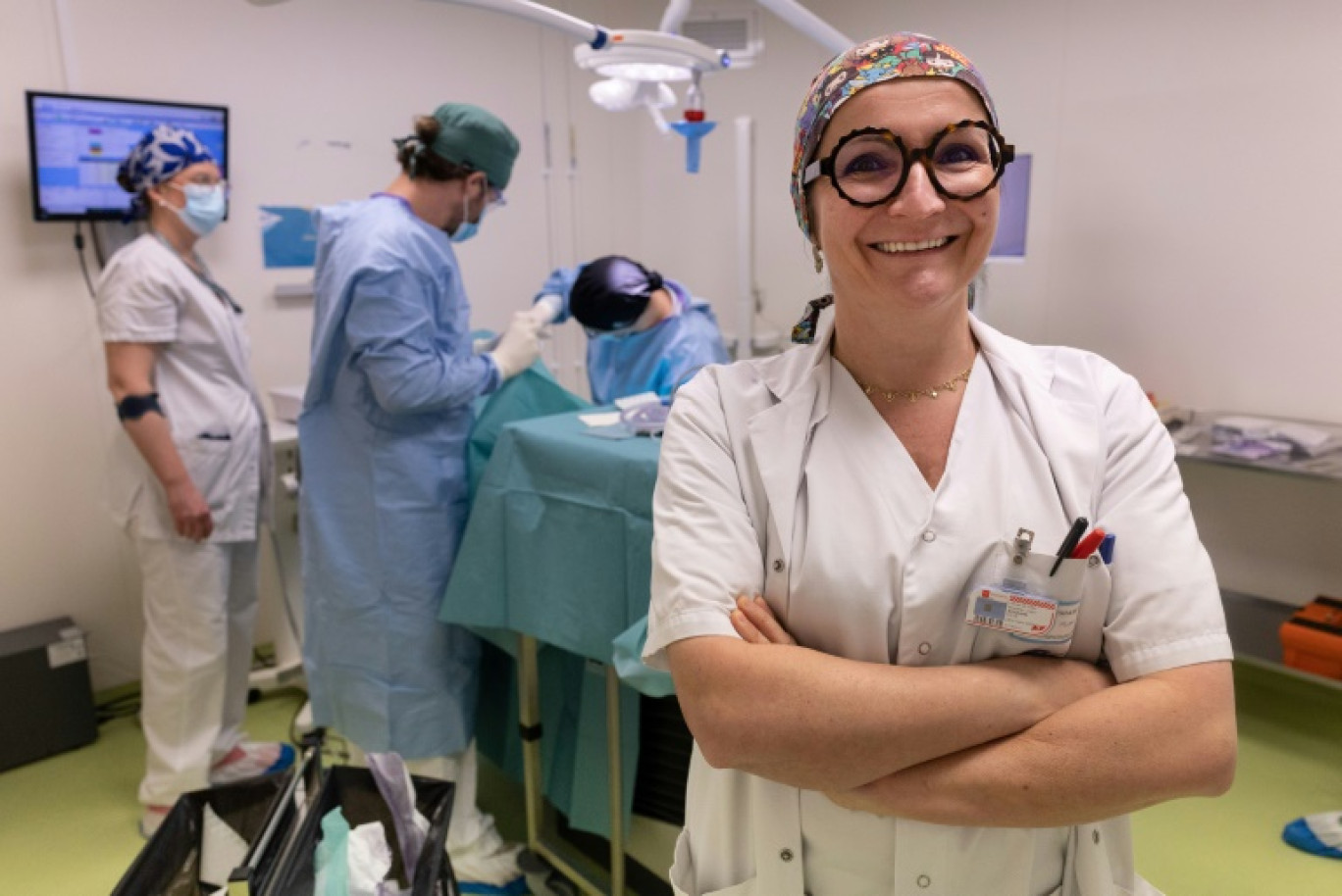 Sylvie Boisramé, doyenne de la faculté d'odontologie de Brest, pose le 14 févier 2025 dans une salle de soins du CHU de Brest © Fred TANNEAU