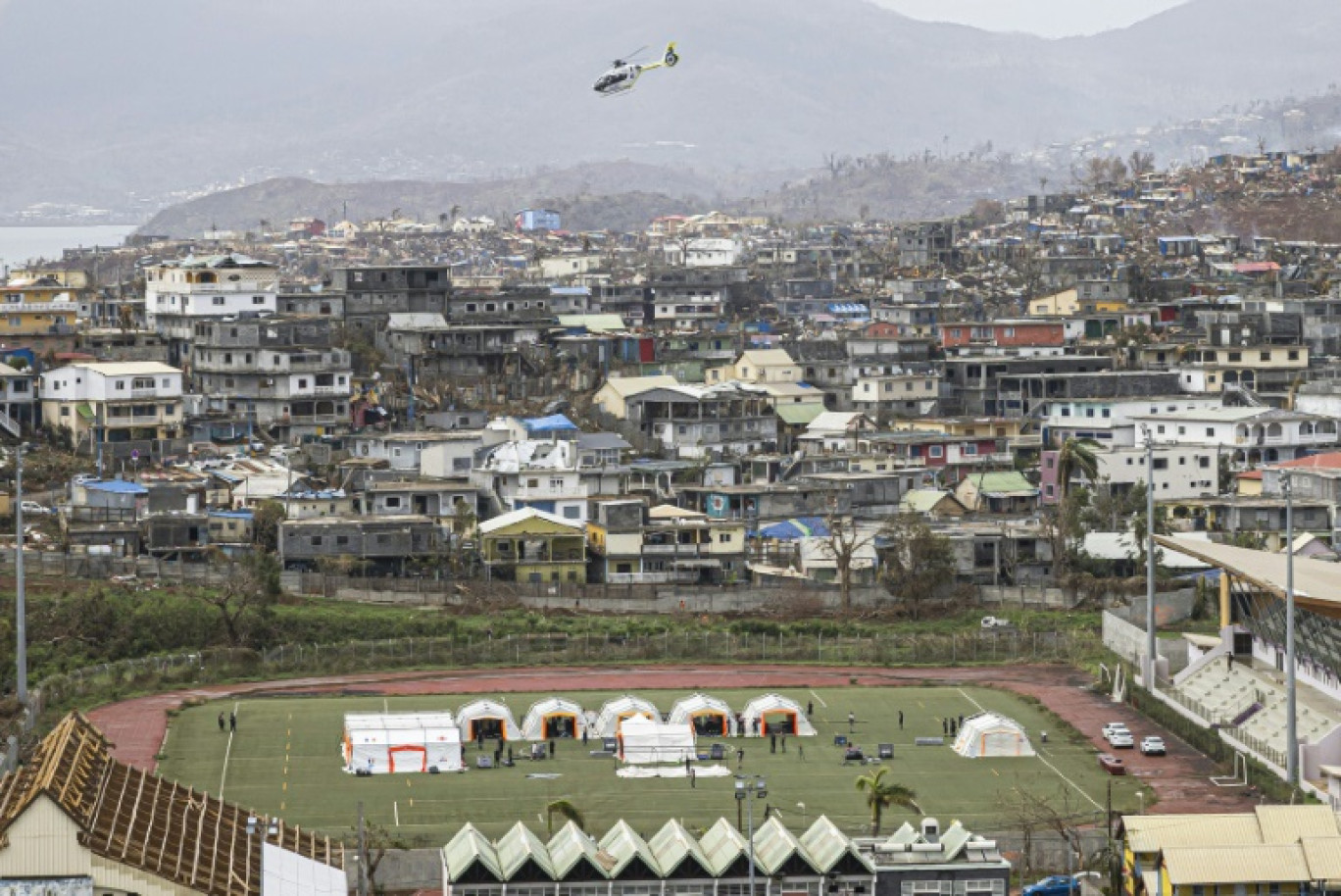 Un hélicoptère décolle de l'hôpital de campagne installé dans le stade de Cavani à Mamoudzou, le 22 décembre 2024 sur l'île de Mayotte © PATRICK MEINHARDT