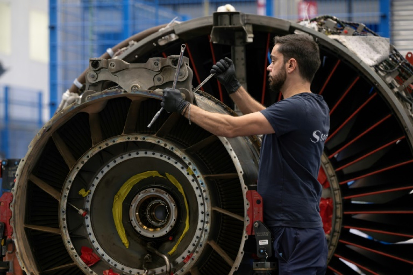 Un technicien à l'oeuvre dans le centre de maintenance des moteurs Luep de Safran à Bruxelles, le 29 octobre 2024 © JOHN THYS