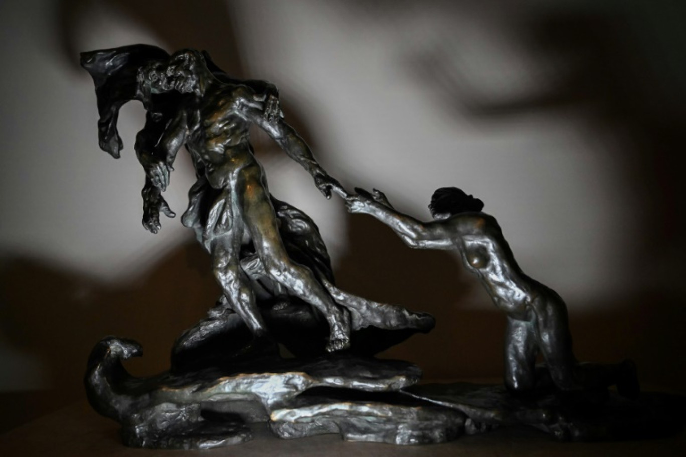 Une version de "L'Âge mûr", célèbre sculpture de Camille Claudel, retrouvée par hasard dans un appartement parisien inhabité, est proposée aux enchères à Orléans le 16 février 2025 © Lou Benoist