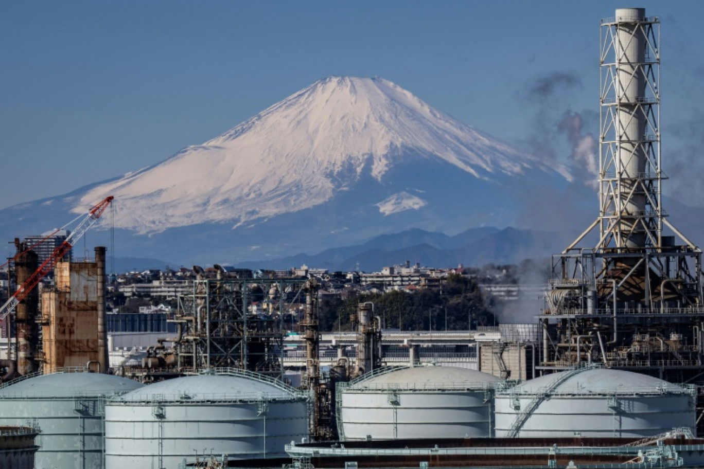 La Zone industrielle Keihin, avec le mont Fuji en arrière-plan, le 9 février 2025 à Yokohama © Yuichi YAMAZAKI