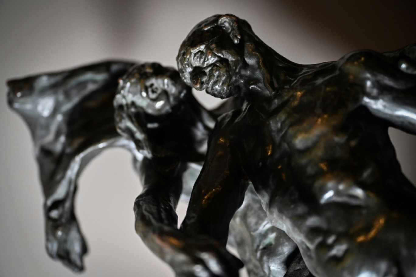 Une version de "L'Âge mûr", célèbre sculpture de Camille Claudel, retrouvée par hasard dans un appartement parisien inhabité, est proposée aux enchères à Orléans le 16 février 2025 © Lou Benoist