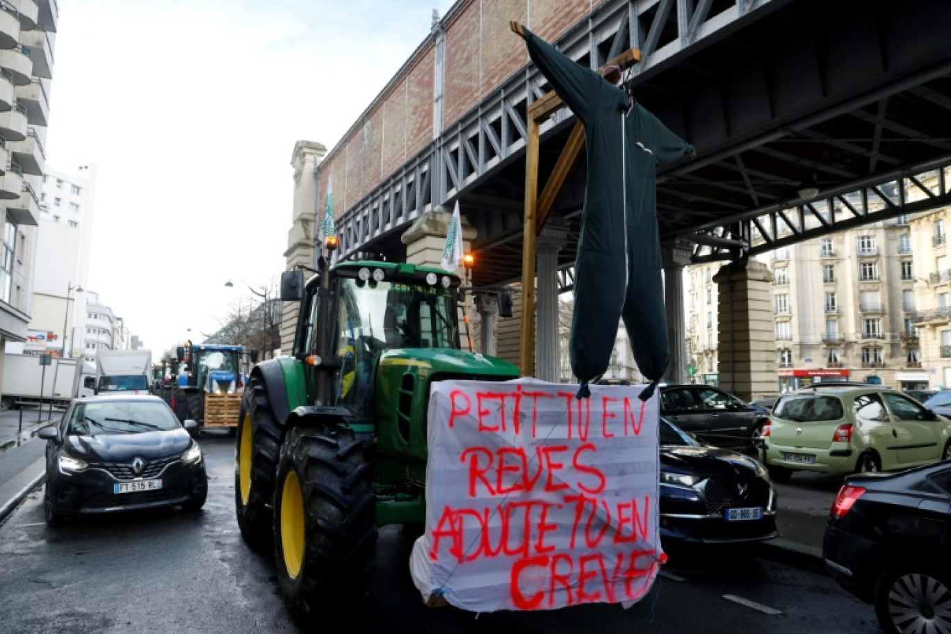 Des agriculteurs manifestent dans le centre de Paris, le 23 février 2024 © Ludovic MARIN