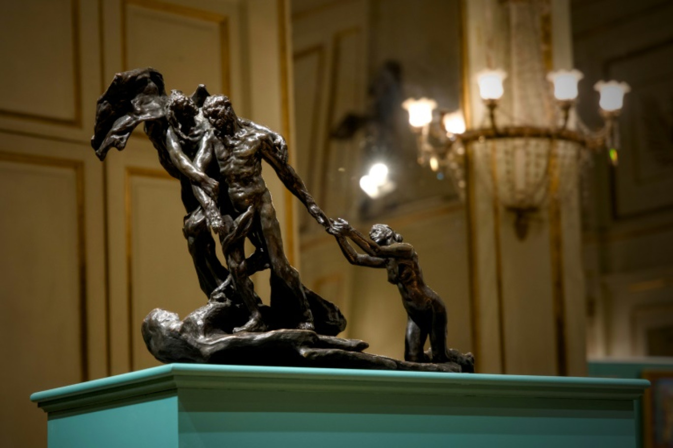 Une version du bronze "L'Age mûr" de la sculptrice française Camille Claudel, retrouvée par hasard dans un appartement inhabité à Paris en décembre 2024, vendue pour 3,1 millions d'euros lors d'une vente aux enchères à Orléans, le 16 février 2025 © GUILLAUME SOUVANT