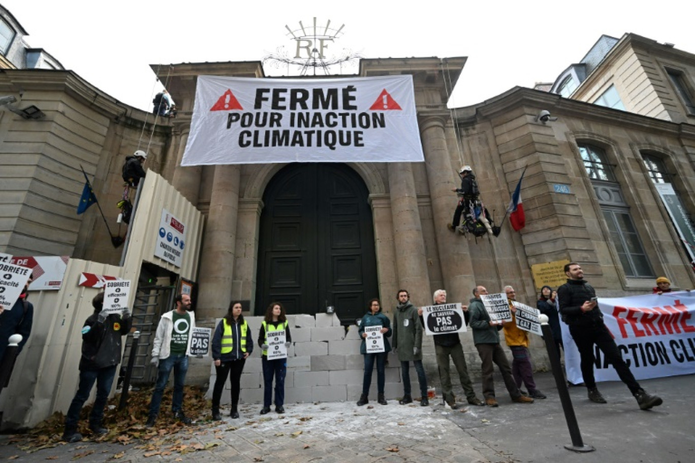 Manifestation devant le ministère de la Transition écologique à Paris le 6 novembre 2023 à l'appel d'organisations de défense de l'environnement © Miguel MEDINA