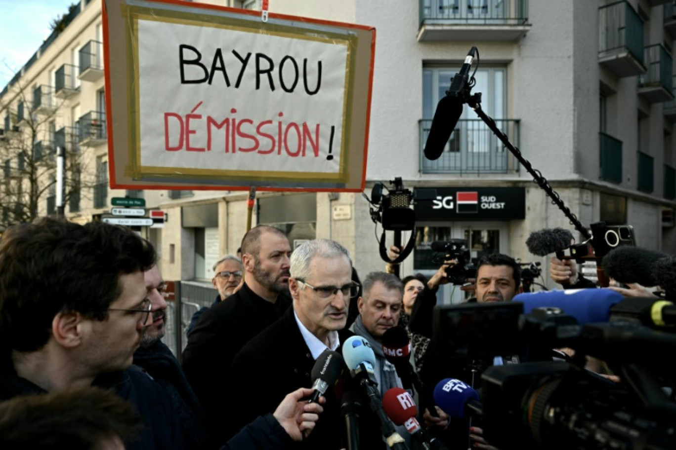 Alain Esquerre, le porte-parole de l'association des victimes de l'école secondaire catholique notre-Dame-de-Bétharram, s'adresse à la presse à l'hôtel de ville de Pau, le 15 février 2025 © PHILIPPE LOPEZ