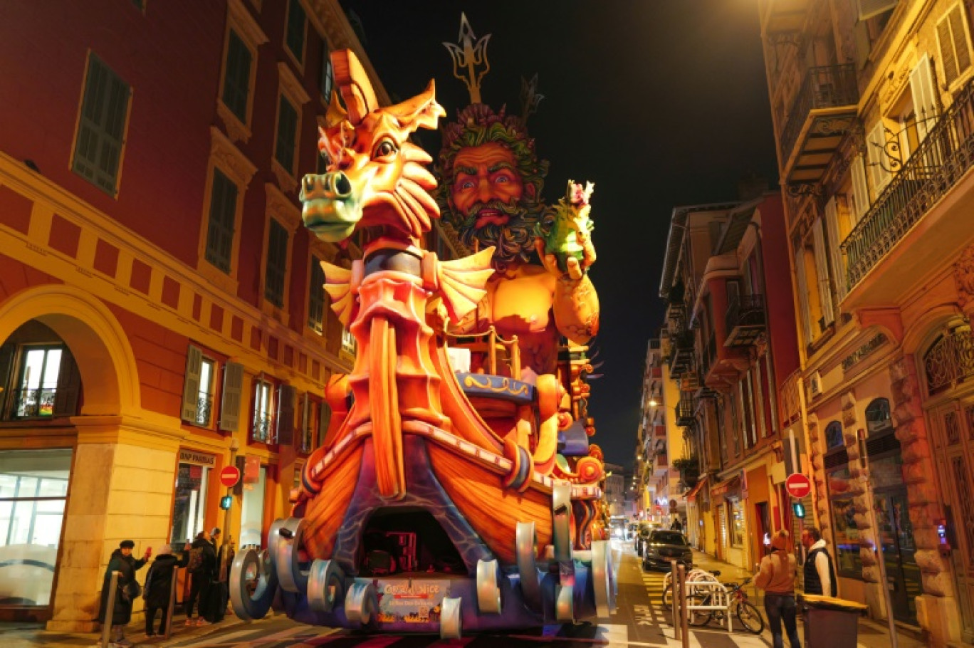 Le char du Roi du carnaval de Nice, avant le départ du corso, le 13 février 2025. © Valery HACHE