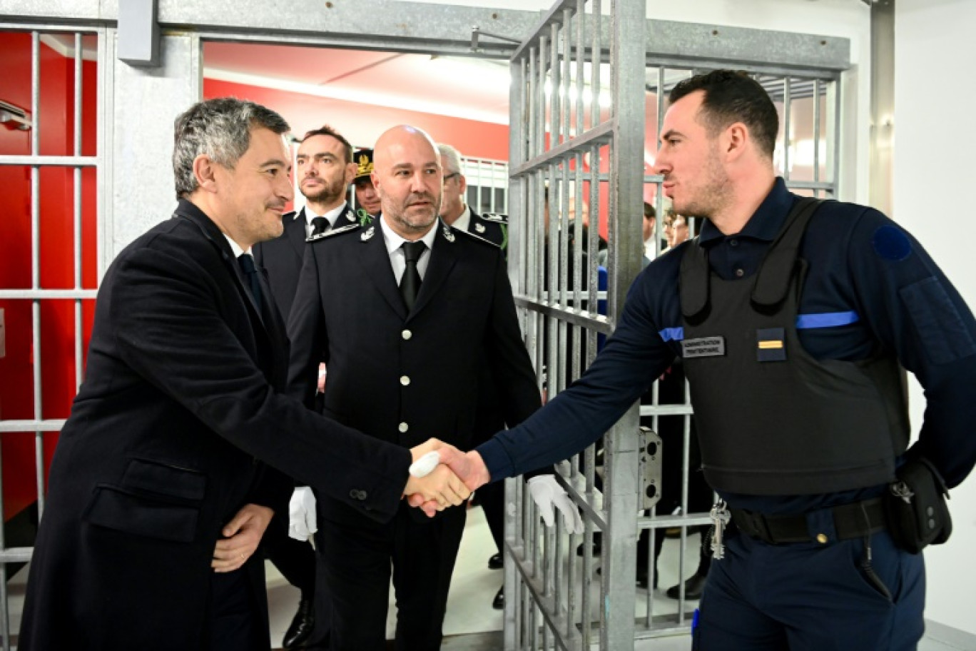 Le ministre français de la Justice Gérald Darmanin (g), lors d'une visite au centre pénitentiaire de  ( Conde-sur-Sarthe (nord-ouest de la France), le 17 février 2025. © JEAN-FRANCOIS MONIER