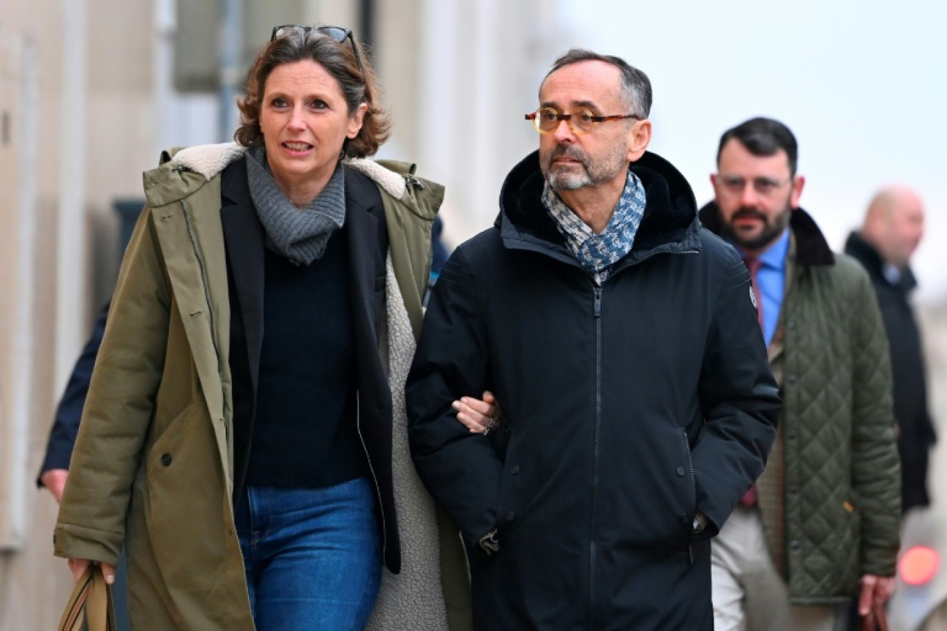 Le maire de Béziers, Robert Ménard (R), arrive avec son épouse, la députée française et ancienne députée Emmanuelle Ménard, au tribunal judiciaire de Montpellier, dans le sud de la France, le 18 février 2025 © Sylvain THOMAS