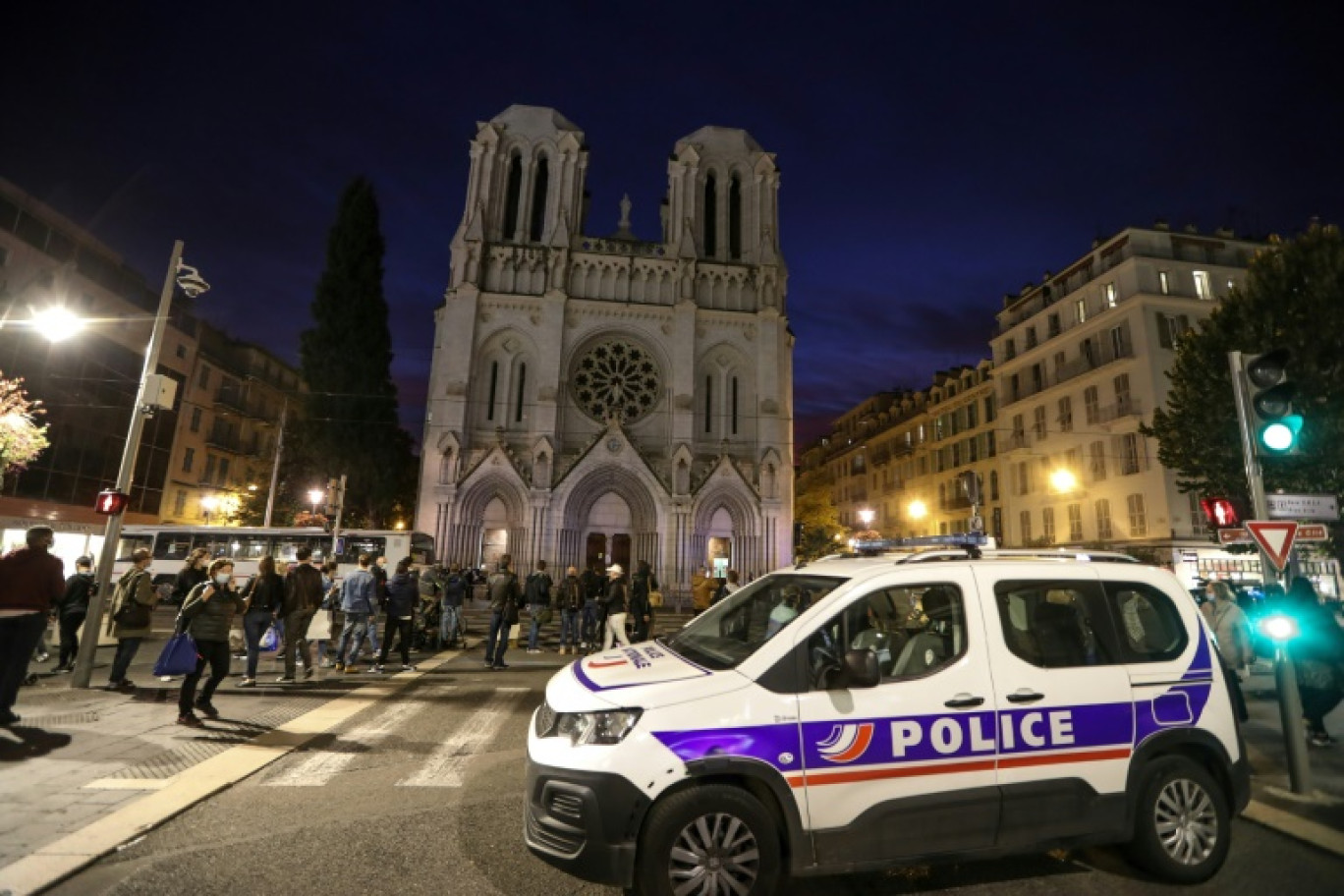 Un véhicule de police garé près de la basilique Notre-Dame de l'Assomption à Nice, le 29 octobre 2020 © Valery HACHE