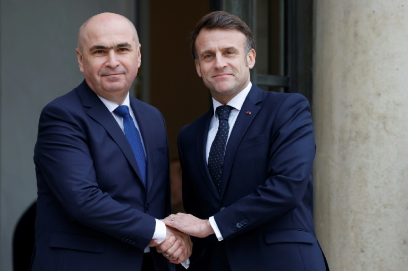 Le président roumain par interim Ilie Bolojan, à gauche, et le président français Emmanuel Macron, à droite, devant l'Elysée à Paris, le 19 février 2025 © Ludovic MARIN