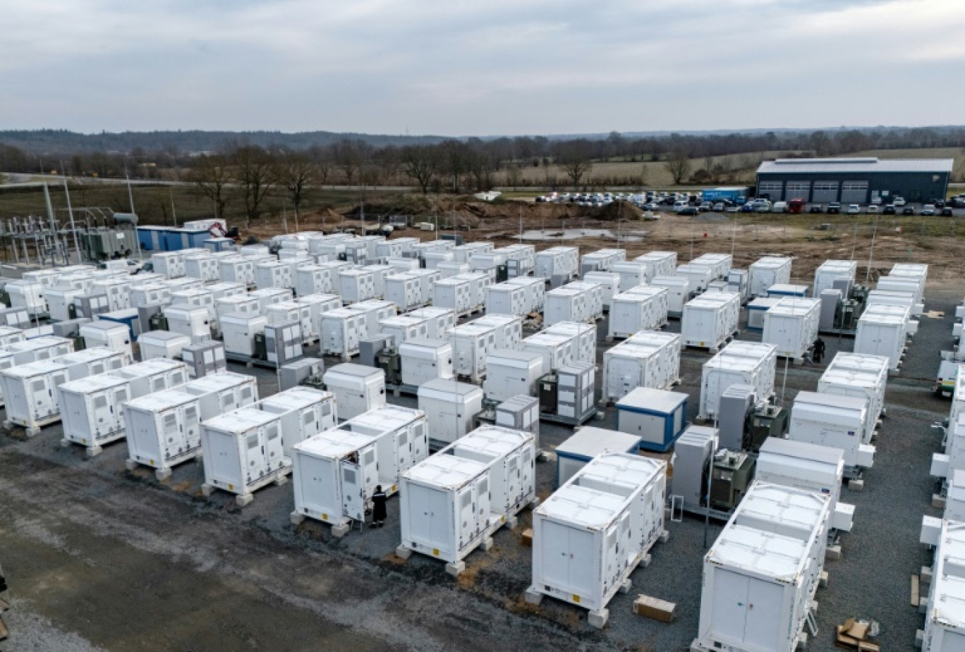 Vue du parc de batteries de Bollingstedt, dans le nord de l'Allemagne. Une centaine de conteneurs stockeront bientôt de l'électricité verte - une nouvelle étape dans le virage énergétisue de l'Allemagne. © Axel Heimken