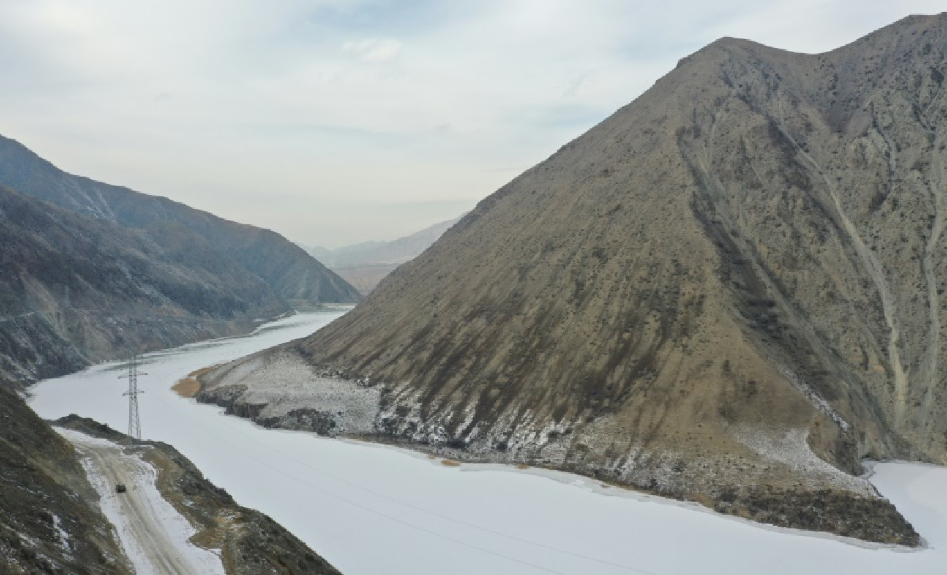 La rivière Naryn recouverte de glace près du site de construction de la future immense centrale hydroélectrique de Kambar-Ata 1 vers Kara-Jygach au Kirghizstan, le 21 janvier 2025 © VYACHESLAV OSELEDKO