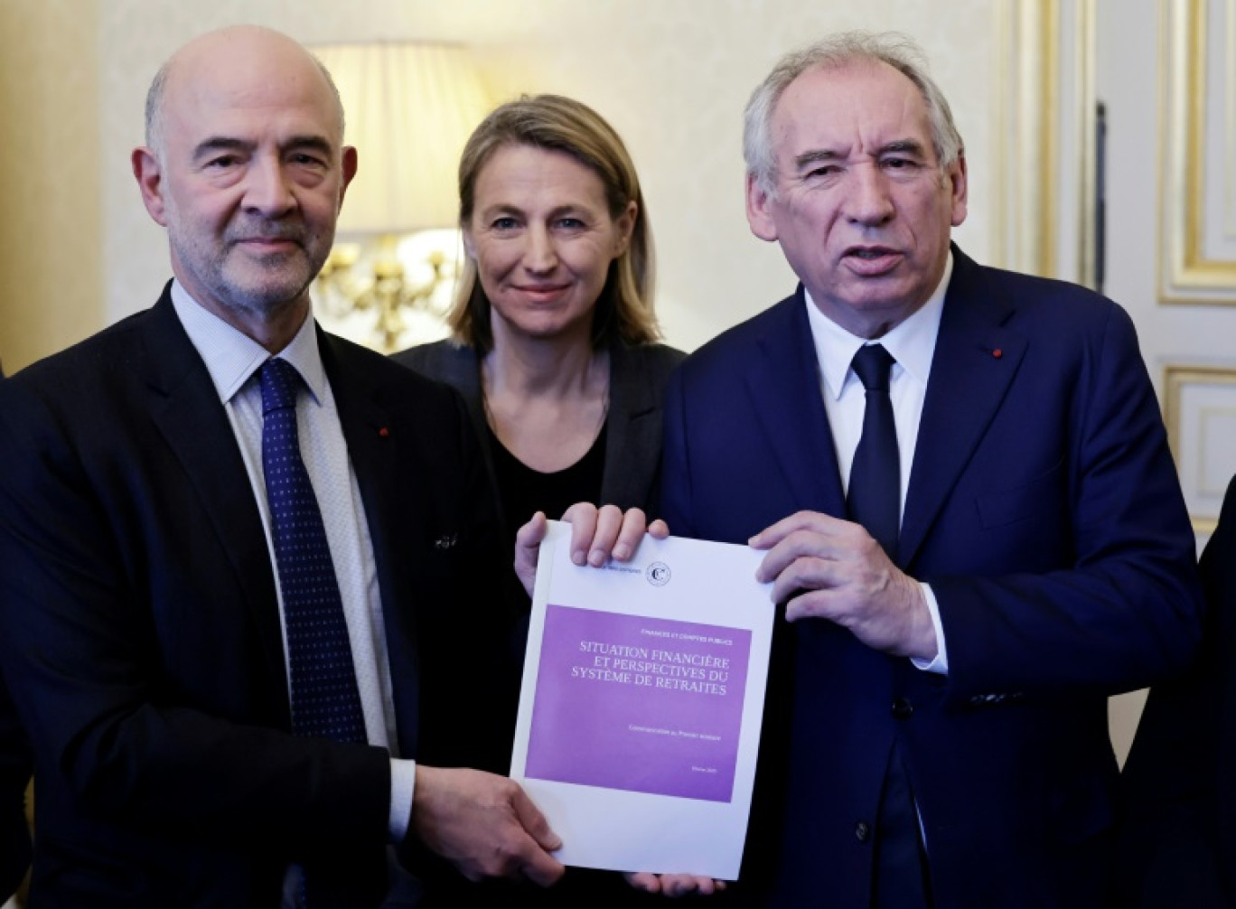 Le premier président de la Cour des Comptes de France, Pierre Moscovici (G), aux côtés de la ministre française chargée du Travail et de l'Emploi, Astrid Panosyan-Bouvet (C), présente les résultats du rapport sur les retraites au Premier ministre français François Bayrou (D) à l'Hôtel Matignon à Paris, le 20 février 2025 © STEPHANE DE SAKUTIN