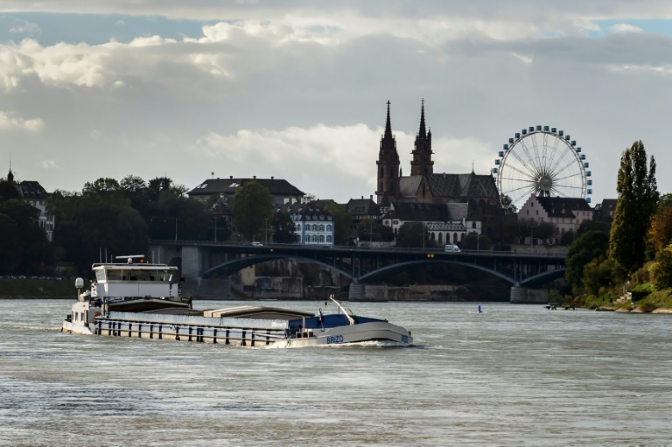 Le Rhin à Bâle avec la cathédrale en arrière-plan, le 22 octobre 2014 © Fabrice COFFRINI